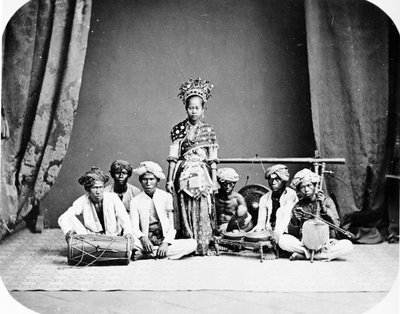 バタヴィアンダンシングガール、1870年代 作： European Photographer